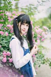 陪他东山再起后，他把婚戒给了小白花最新