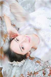 落花辞树君方惜精彩